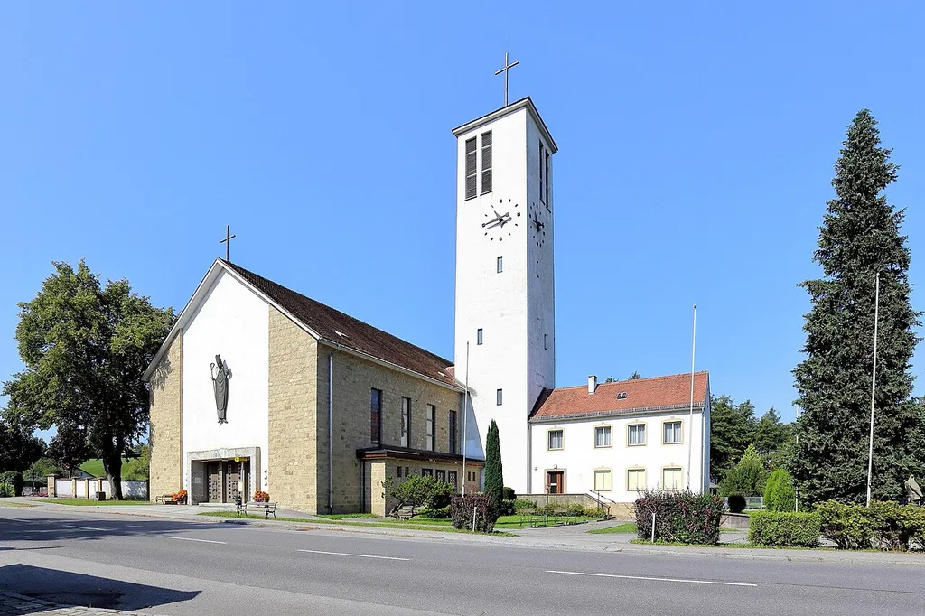 Ostansicht der röm.-kath. Filialkirche hl. Augustin in Innermanzing, ein Ortsteil der niederösterreichischen Gemeinde Neustift-Innermanzing.Die Kirche wurde auf Initiative von August Khary und nach Plänen von Walter Prutscher errichtet. Die Grundsteinlegung erfolgte am 15. Mai 1955. Das Turmkreuz des 40 m hohen Turmes und vier Glocken wurden im Herbst 1956 geweiht und die Kirche selbst 1967.