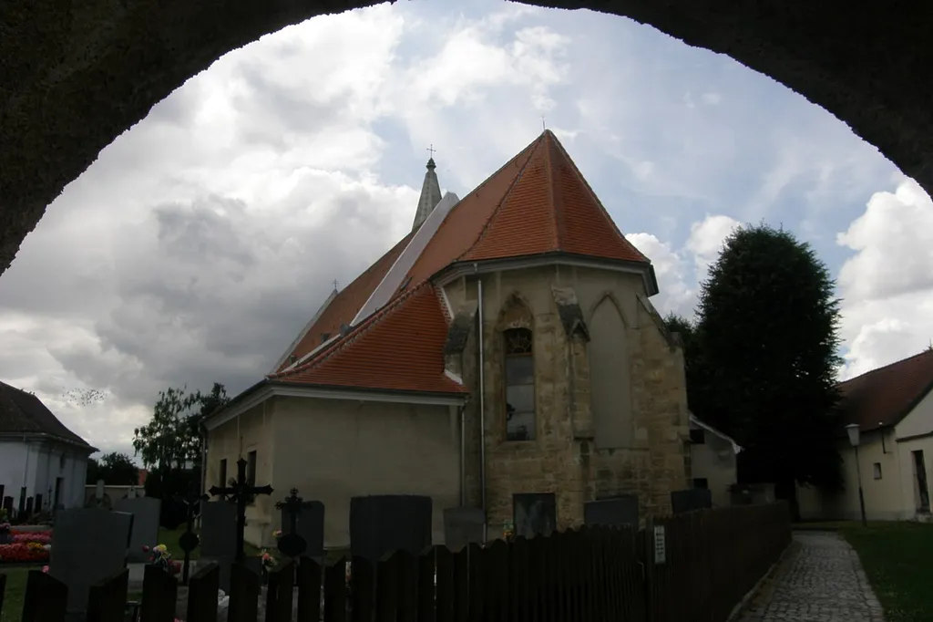NÖ Walterskirchen, Kath. Pfarrkirche Maria Verkündigung und Friedhof