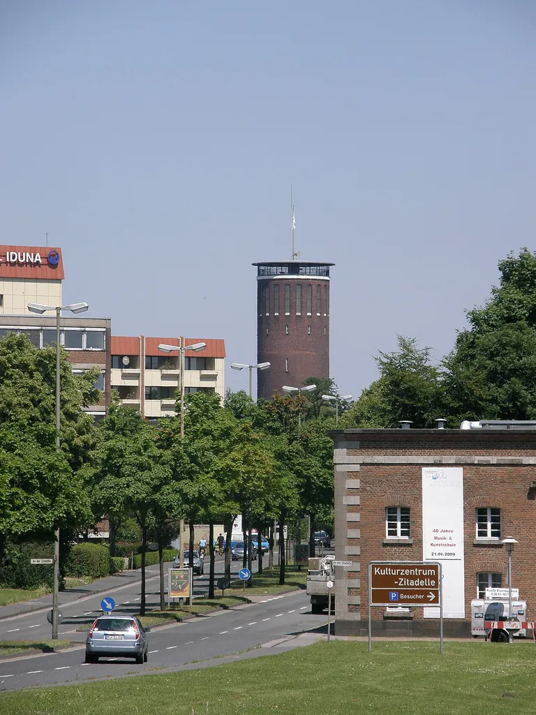 Der Wasserturm in Wesel mit anderen Stadtgebäuden und Teilen der Zitadelle