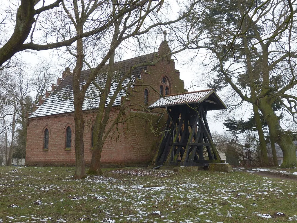 Kirche in Lübs (Vorpommern), Ansicht mit Glockenstuhl von Nordwesten