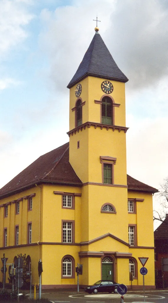 Die Langensteinbacher Ludwigskirche im Weinbrenner-Stil, erbaut 1826-28 nach Entwurf von Friedrich Weinbrenner.
