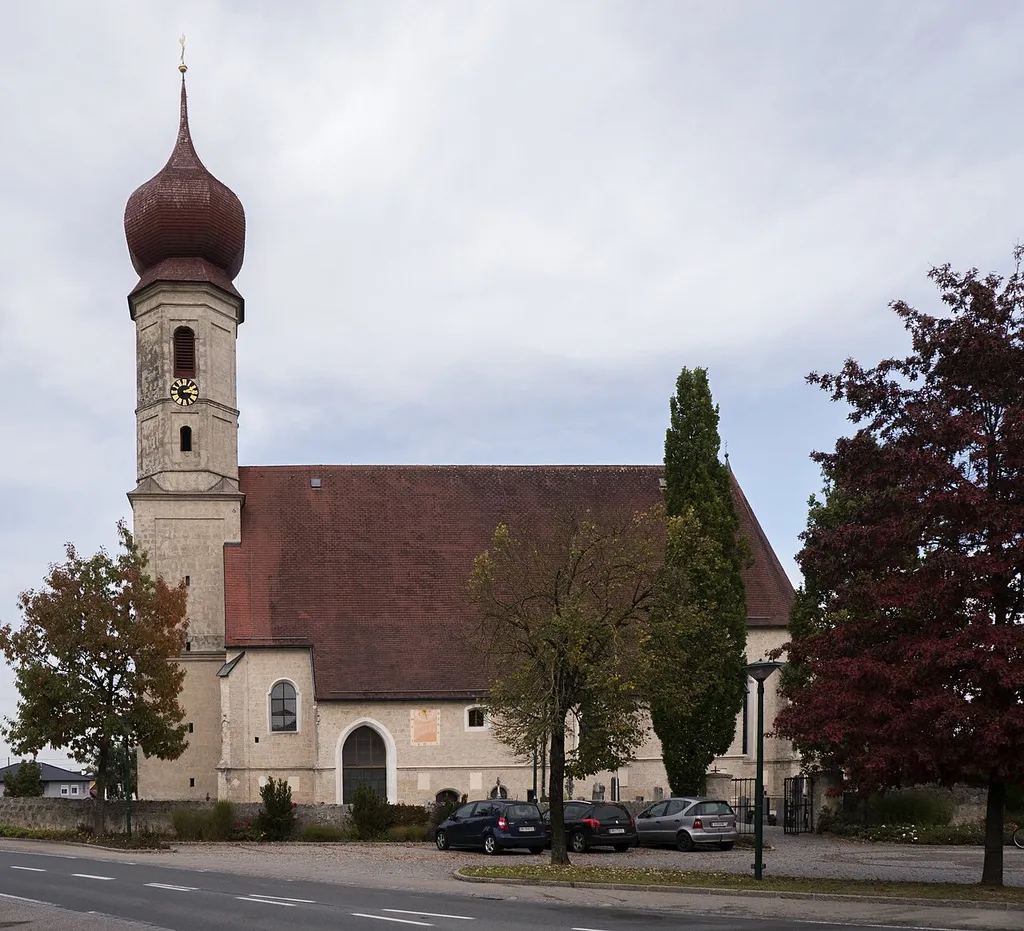 Kath. Pfarrkirche hl. Maximilian und Friedhof mit Ummauerung und Toranlage