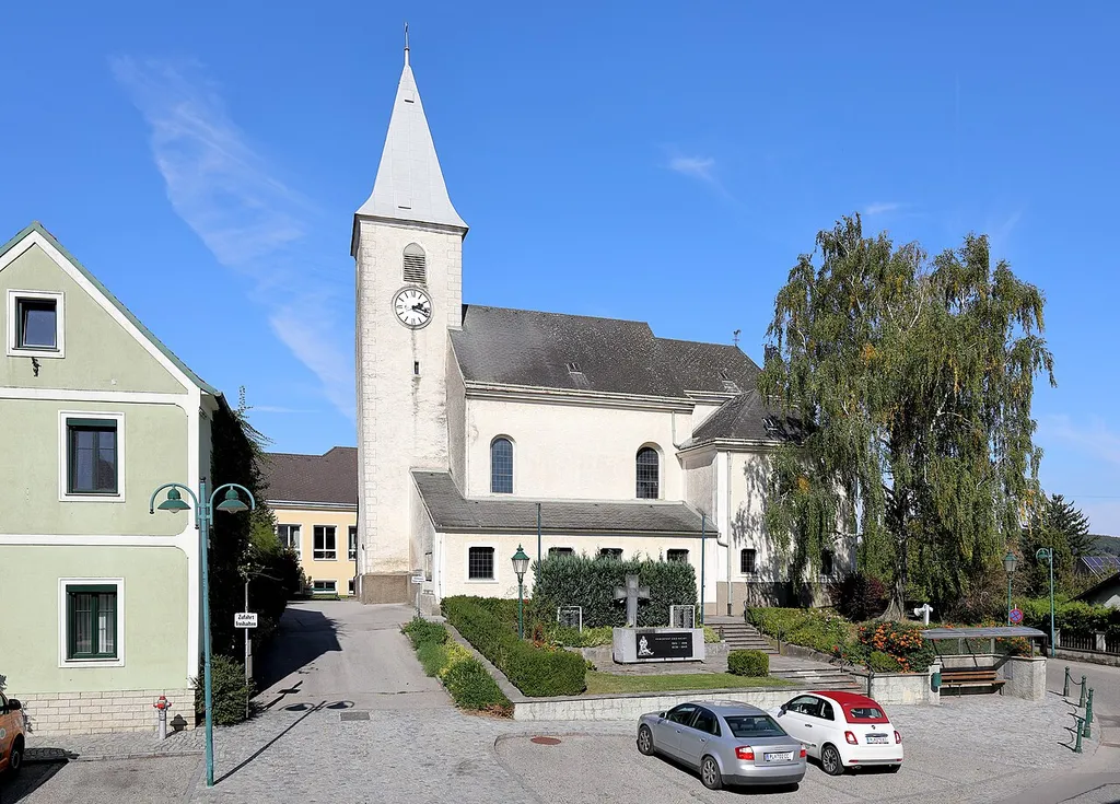 Katholische Pfarrkirche hl. Agatha in der niederösterreichischen Marktgemeinde Asperhofen. Eine im Kern spätgotische Saalkirche mit Polygonalchor und vorgestelltem Westturm sowie mehreren Zubauten aus dem 17. bis 20. Jahrhundert.