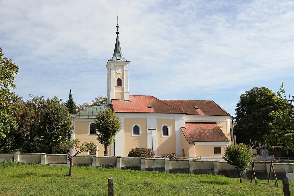 Katholische Pfarrkirche hl. Johannes d.Täufer in Gösing am Wagram, ein Ortsteil der niederösterreichischen Marktgemeinde Fels am Wagram. Das Presbyterium wurde Mitte des 15. Jahrhunderts errichtet, das Langhaus und der Turm 1671/72. 1843 erfolgten größere Instandsetzungsarbeiten, unter anderem wurde das alte Vorhaus abgetragen und ein neues mit einer Länge von ca. 7 m Länge angebaut.