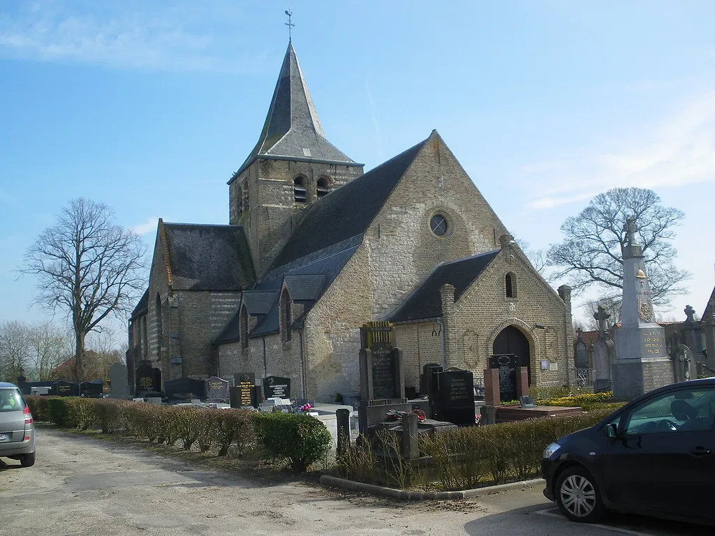 Vue de l'église Saint-Matthias et du monument aux morts d'Eringhem.