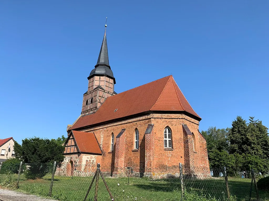 Die Kirche Holzendorf der Gemeinde Groß Miltzow im Landkreis Mecklenburgische Seenplatte ist eine Backsteinkirche aus dem Anfang des 14. Jahrhunderts. Im Innern steht unter anderem ein Altarretabel aus der Zeit um 1730.
