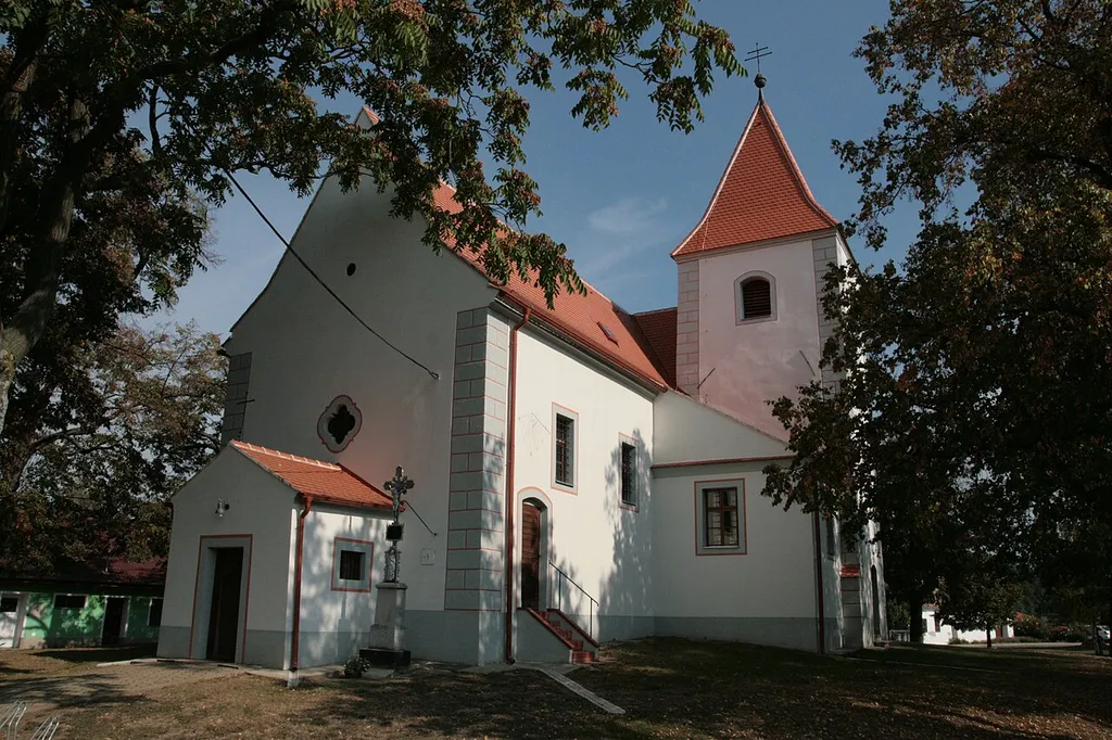 Obec Valtrovice v okrese Znojmo. Kostel sv. Jana Křtitele uprostřed návsi.