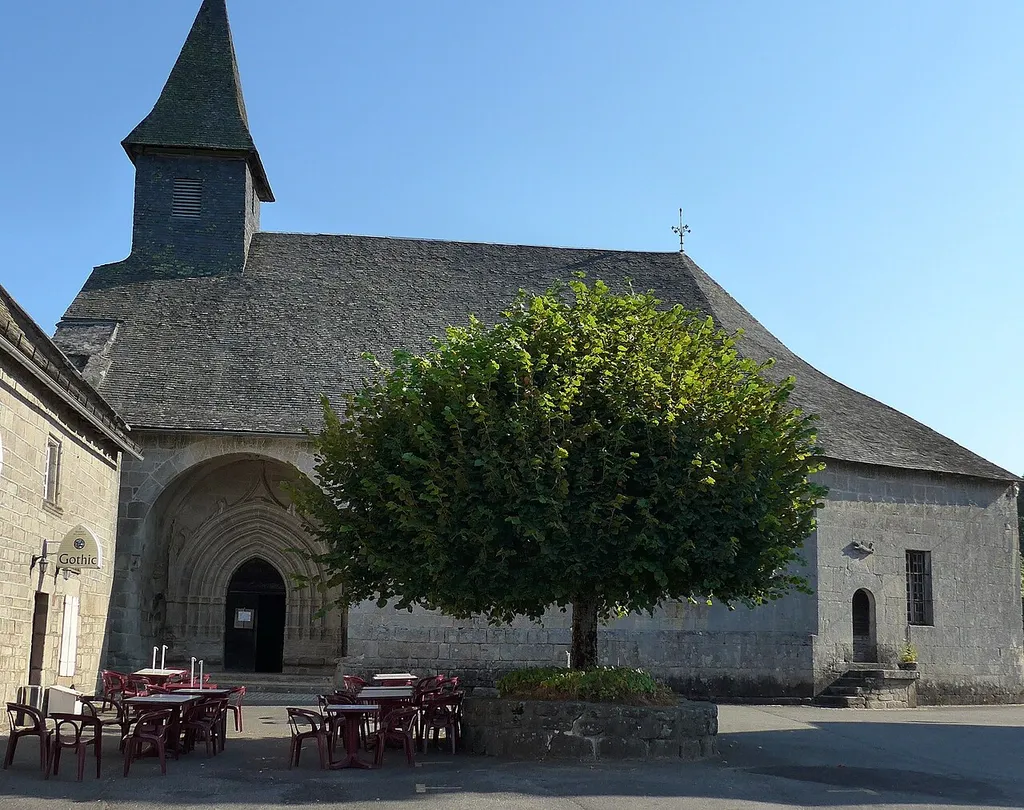Chaumeil (Corrèze, France), église St Jacques, porche inscrit M.H..