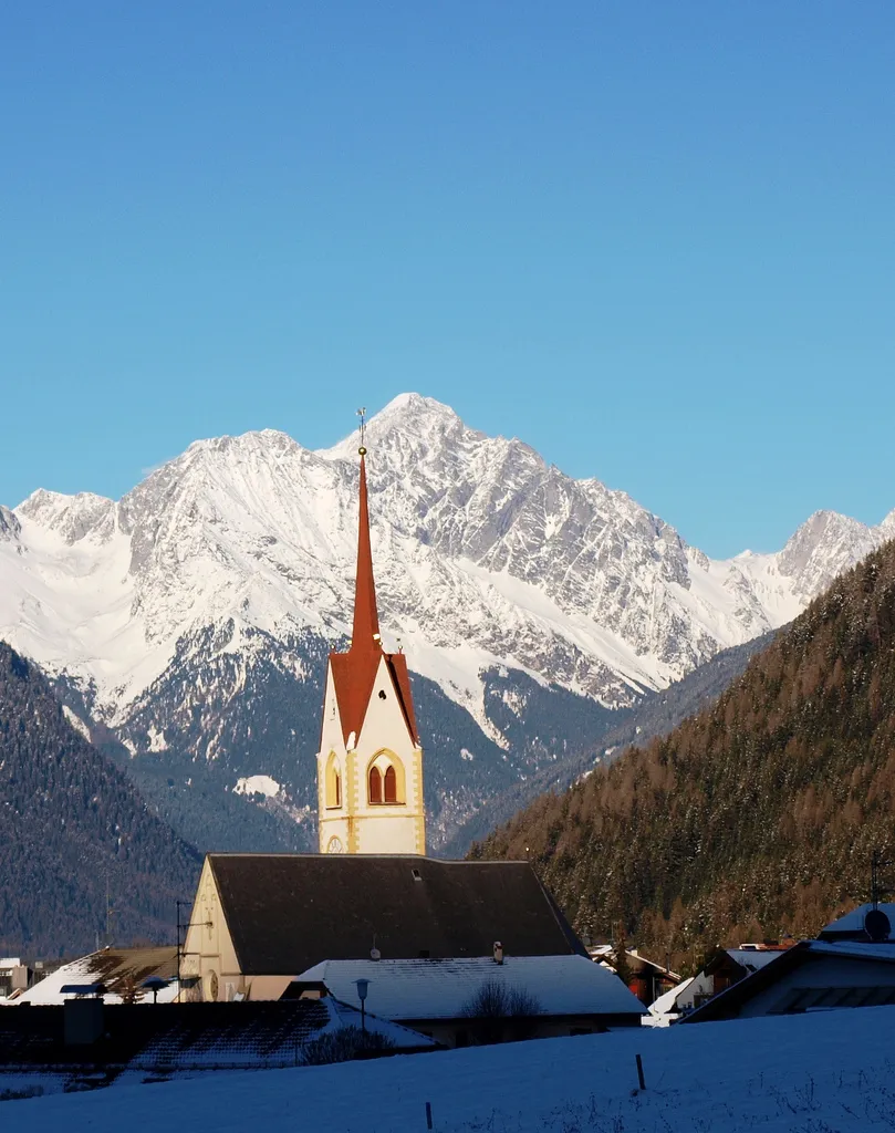 This media shows the cultural heritage monument with the number 18071 in South Tyrol. (Wikidata) Kirche von Oberolang, im Hintergrund die Rieserfernergruppe in Antholz - La chiesa di Valdaora di Sopra con le montagne di Anterselva in dietro