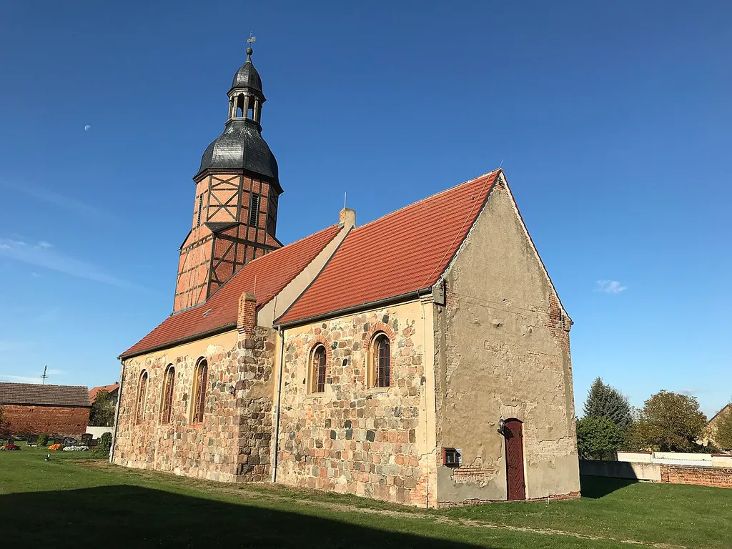 Die Dorfkirche Welsickendorf in der Gemeinde Niederer Fläming im Landkreis Teltow Fläming ist eine Feldsteinkirche aus dem 13. oder 14. Jahrhundert. Im Innern steht unter anderem ein breiter Altaraufsatz aus dem Jahr 1692.