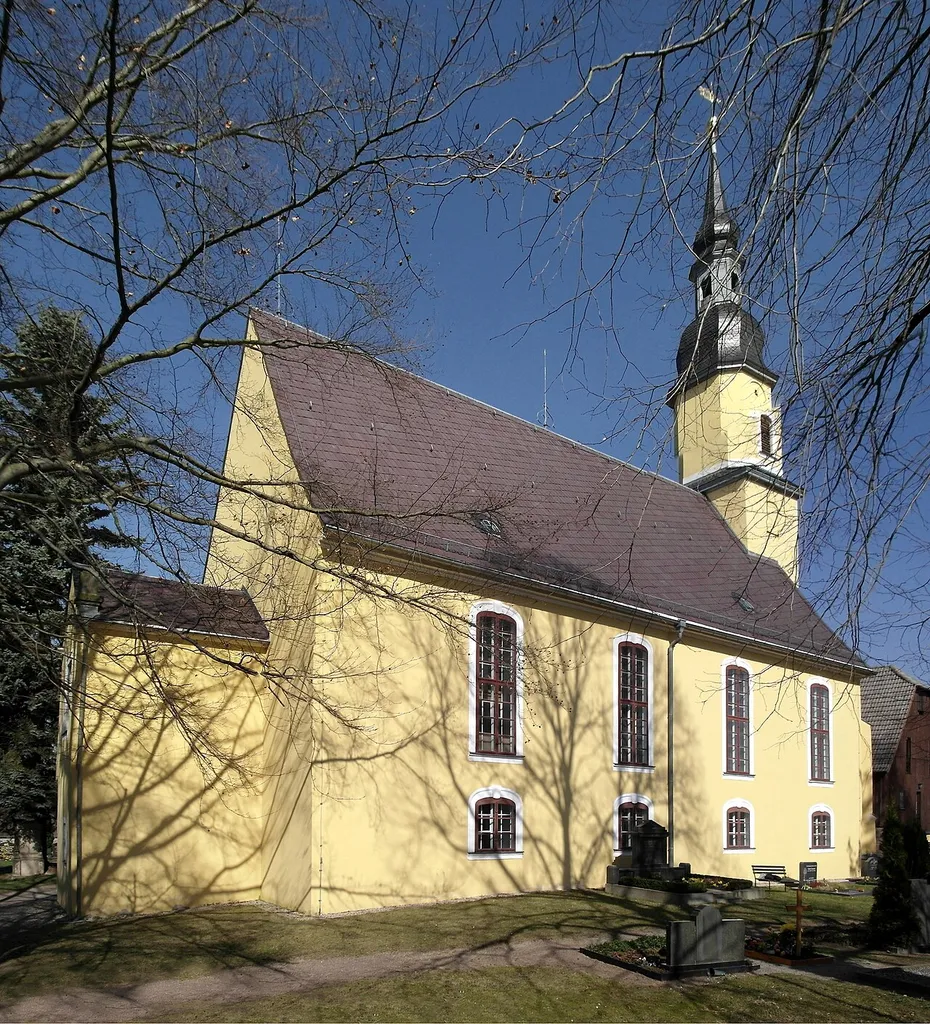 19.03.2015 01723 Blankenstein (Wilsdruff), Kirchweg 2: Dorfkirche (GMP: 51.037731,13.429767) und Pfarrhaus. Blankenstein wurde als Ort 1283 erstmals erwähnt und ist als Waldhufendorf angelegt. 1435 kam Blankenstein in den Besitz der Herren von Schönberg. In dieser Zeit, um 1480, entstand die Kirche. Nach einem Umbau im Jahr 1738 erhielt sie ihre heutige Gestalt. Bei ihrem Bau sollen Steine des zusammenfallenden Schlosses verwendet worden sein. [SAM9082&amp;83.JPG]20150319435MDR.JPG(c)Blobelt