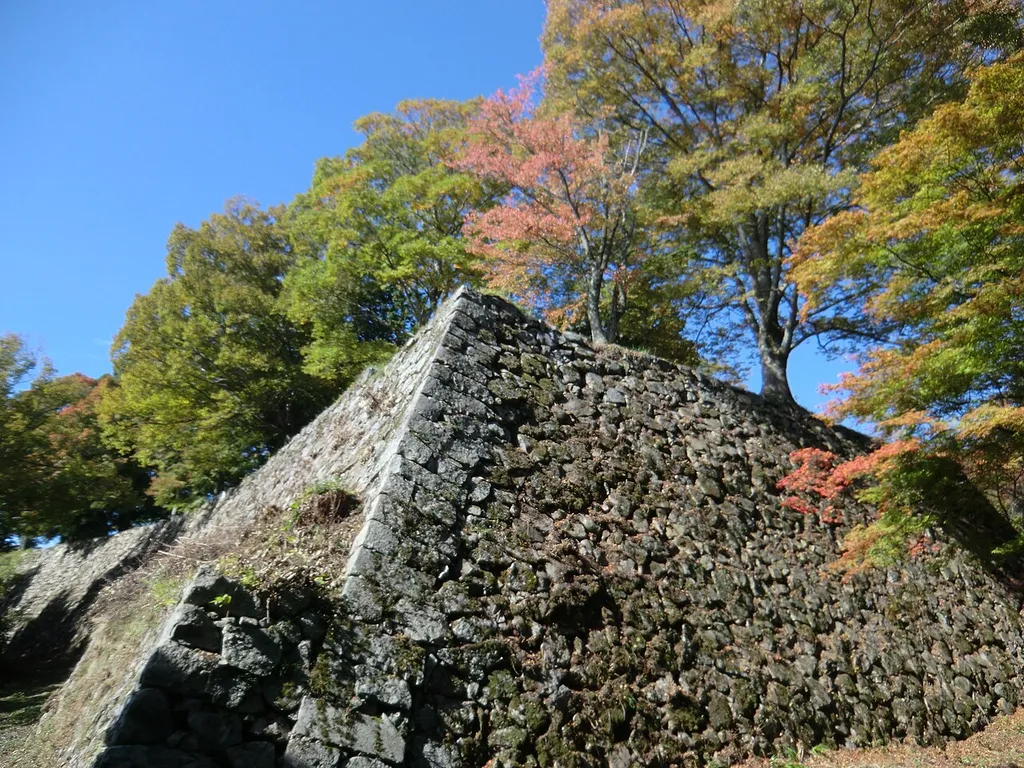 高取城、東南角より見上げる本丸の石垣