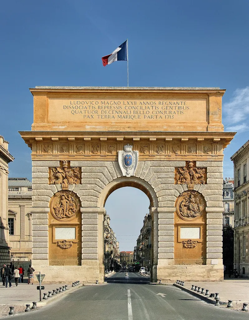 Vue de face de l'arc de triomphe de Montpellier