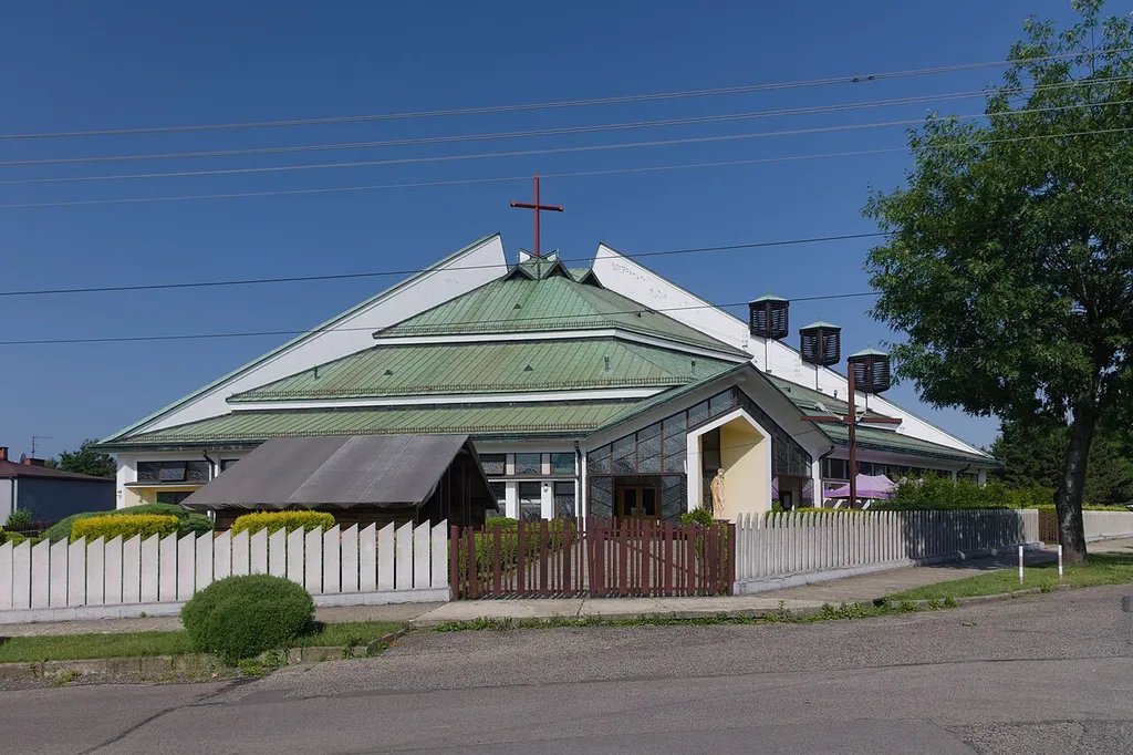 kościół Matki Bożej Częstochowskiej w Mysłowicach (Kosztowy), widok ze wschodu, z początku ul. Arki Bożka na styku z ul. Górnośląską