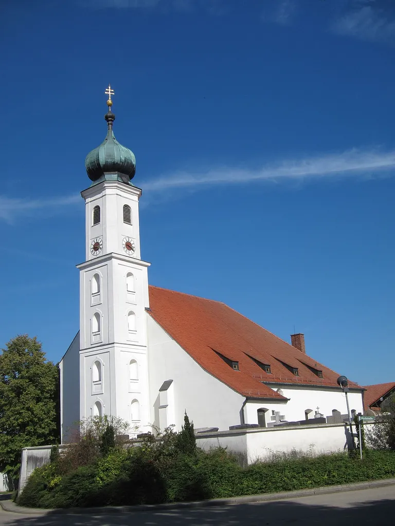 Kath. Filialkirche St. Martin, Saalbau mit Zwiebelturm, Teile des Seitenschiffs, 14. Jh., Turm von Johann Baptist Lethner um 1760, sonst Neubau um 1965; mit Ausstattung.