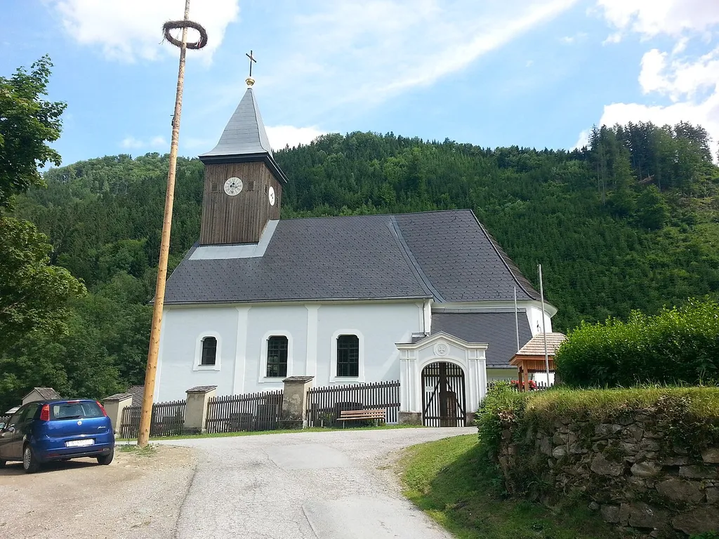 Kath. Pfarrkirche hl. Anna und Friedhof mit Torbau, Initienkapellen und Umfriedung in Großstübing, Steiermark