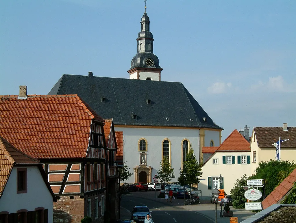 Laurentiuskirche (Südansicht) zu Dirmstein, selbst fotografiert am 10.09.2006 und freigegeben durch Benutzer:Mundartpoet