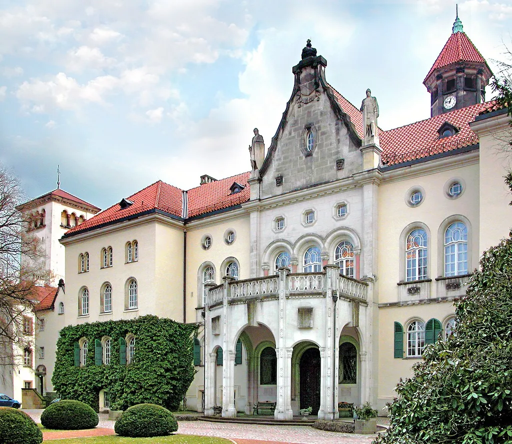 06.03.2012 08396 Waldenburg, Peniger Straße 10 (GMP: 50.875155,12.605512): Schloß, Mittelalterlicher Fürstensitz. Heutiger Bau von 1912. In der DDR Krankenhaus, heute Museum. Eingangsseite. [DSCNn3133.TIF]20120306015DR.JPG(c)Blobelt