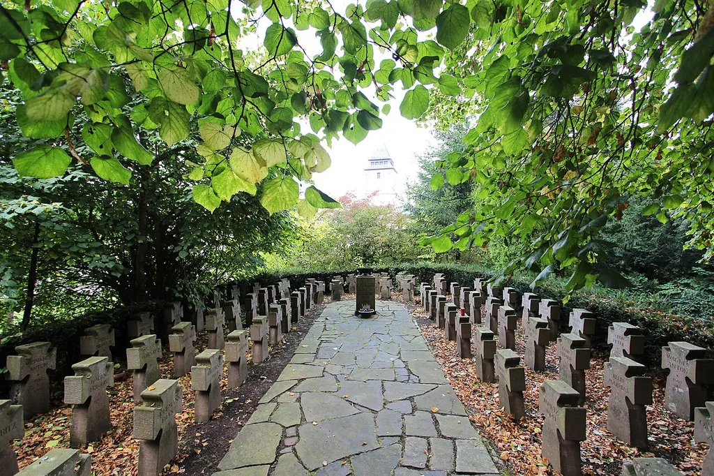 54655 Kyllburg; Stiftsfreiheit. Ehemalige Gerichtsstätte mit Gerichtskreuz, nach 1918 in Kriegergedenkstätte einbezogen, nach 1945 zum Soldatenfriedhof erweitert; gut erhaltene Anlage, orts- und landschaftsbildprägend. Aufnahme von 2016.