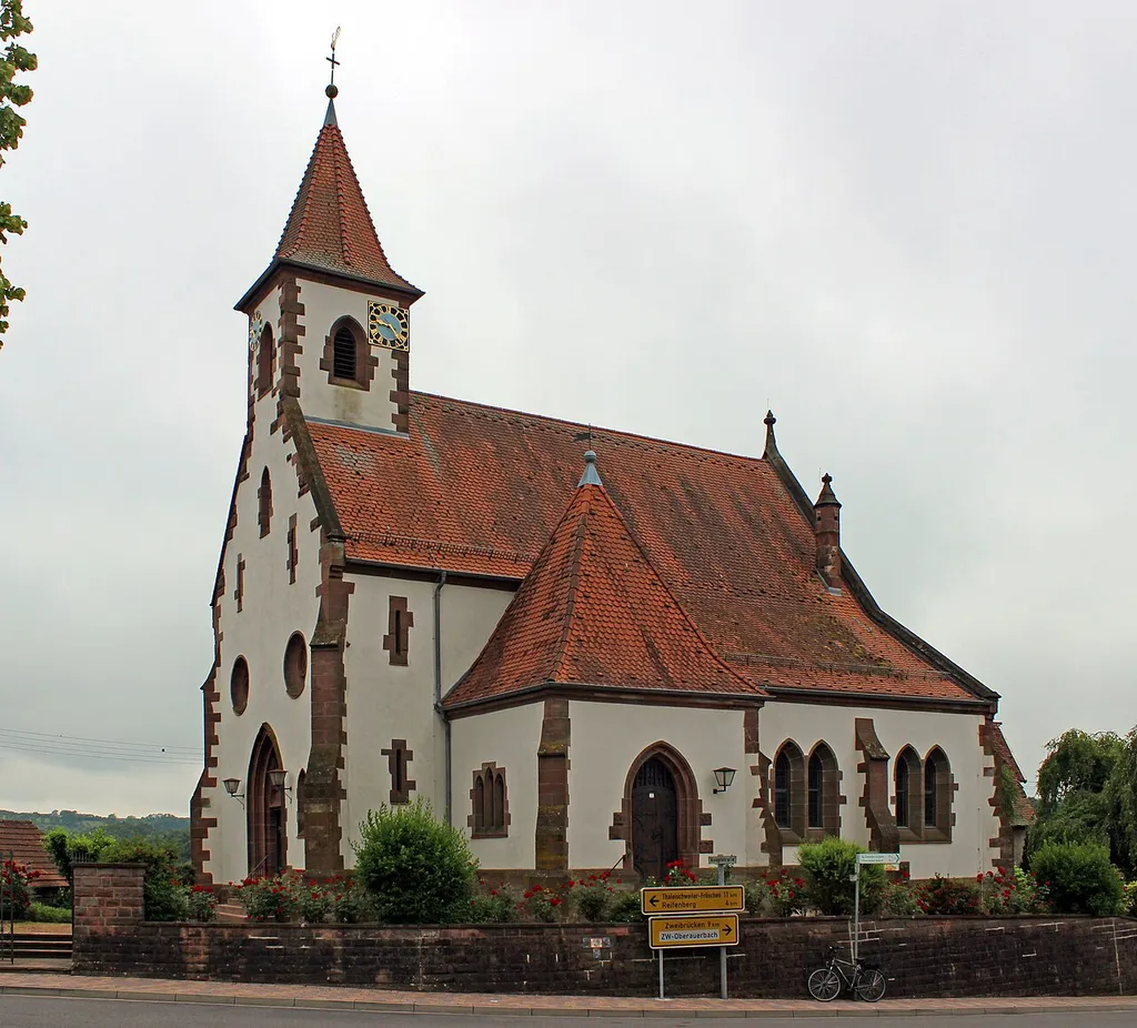 Evangelische Kirche in Battweiler, Verbandsgemeinde Zweibrücken-Land, Landkreis Südwestpfalz, Rheinland-Pfalz. Zweischiffiger neugotischer Bau, erbaut 1906/07; Gotischer Chor, wohl aus der zweiten Hälfte des 13. Jahrhunderts.