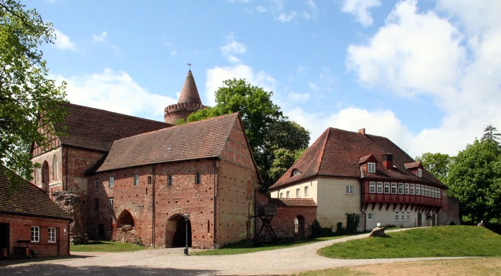 Amtsreiterhaus (links), Burgkapelle und Neues Tor (Mitte) sowie Münzprägerei (rechts) der Burg Stargard.