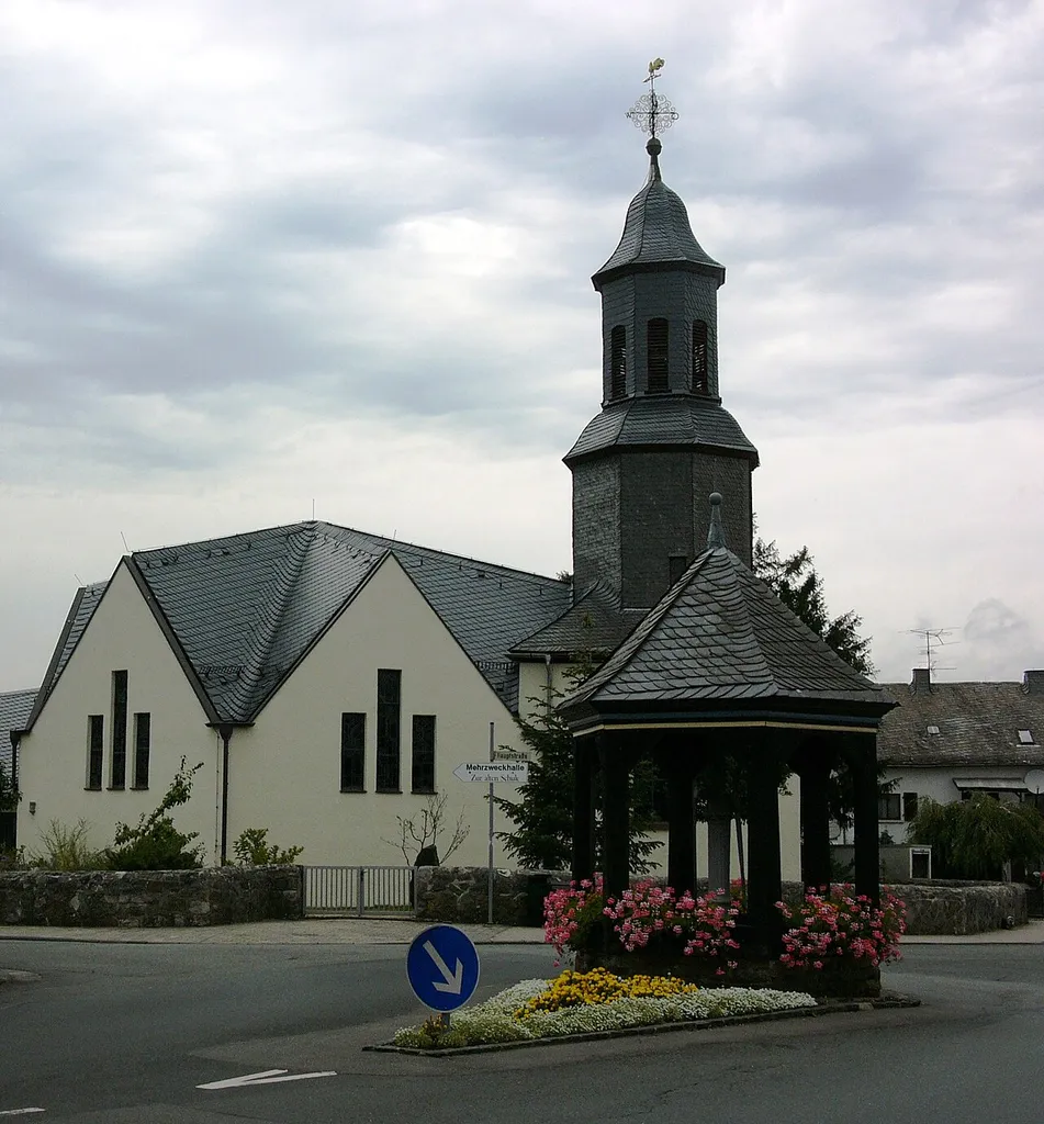 Evangelische Kirche in Aßlar-Berghausen (Lahn-Dill-Kreis, Hessen) mit Dorfbrunnen