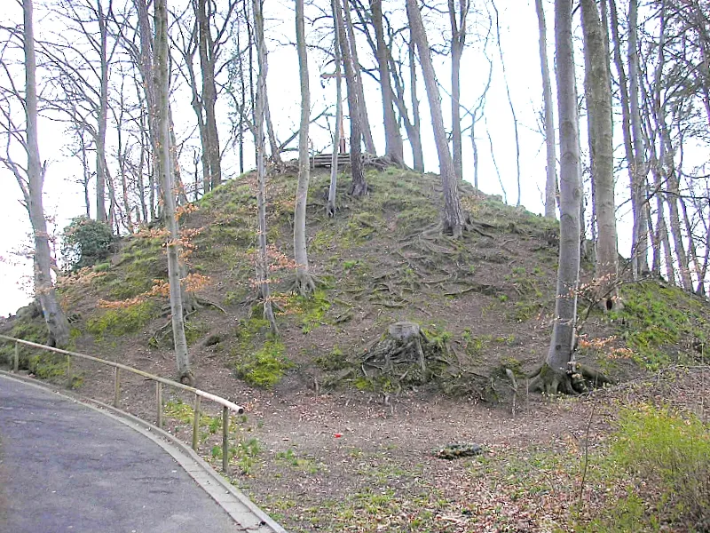 Hochmittelalterlicher Burgstall (Turmhügelburg) Eurasburg bei Friedberg (Landkreis Aichach-Friedberg, Bayerisch-Schwaben). Der Turmhügel von Norden. Eigene Aufnahme, April 2008 / High Middle Ages motte-and-bailey castle Eurasburg near Friedberg (Bavaria, Germany). The motte from the north. Own photo, April 2008