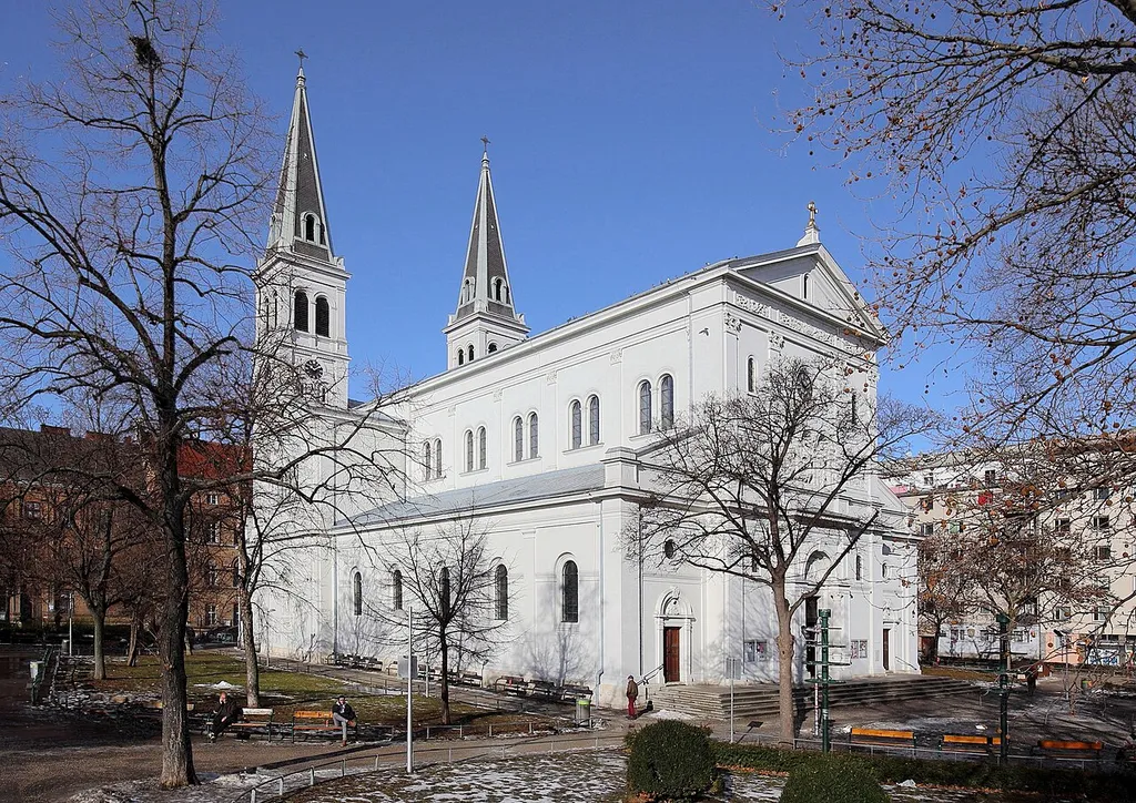 Südostansicht der röm.-kath. Pfarrkirche St. Johann der Evangelist, umgangssprachlich Keplerkirche genannt, im 10. Wiener Bezirk Favoriten. Die Kirche mit zwei quadratischen Türmen wurde von 1872 bis 1876 nach Plänen von Hermann Bergmann im Stil der Neorenaissance erbaut.