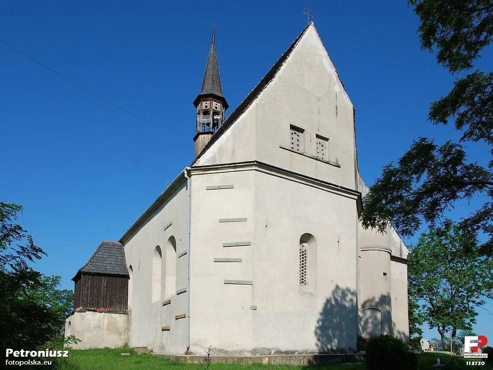 Kościół p.w. św. Katarzyny w Lubięcinie. Widok z dawnej drogi dojazdowej (obecnie mocno zarośnięta). Kadr trochę "ciasny", ale za plecami fotografującego gąszcz zieleni i inaczej nie sposób ująć kościoła z tej strony o tej porze roku.