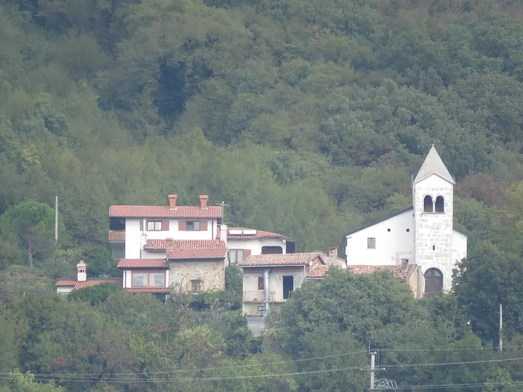 Pogled na zunanjost poznogotske cerkve sv. Mihaela v Šmihelu.