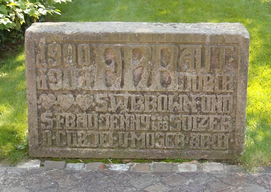Villa Langmatt, Stein mit Inschrift Sidney William Brown (1865-1941) und Jenny Sulzer (1871-1968).