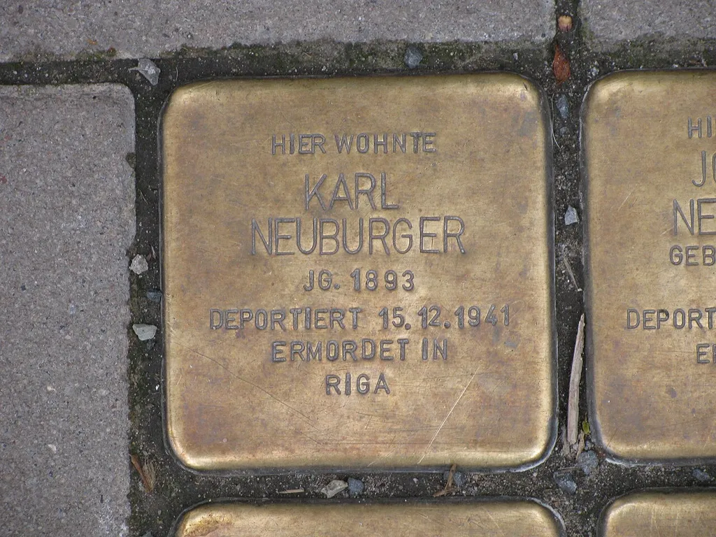 der Stolperstein für Karl Neuburger vor dem Haus Podbielskistraße 8 in Hannover