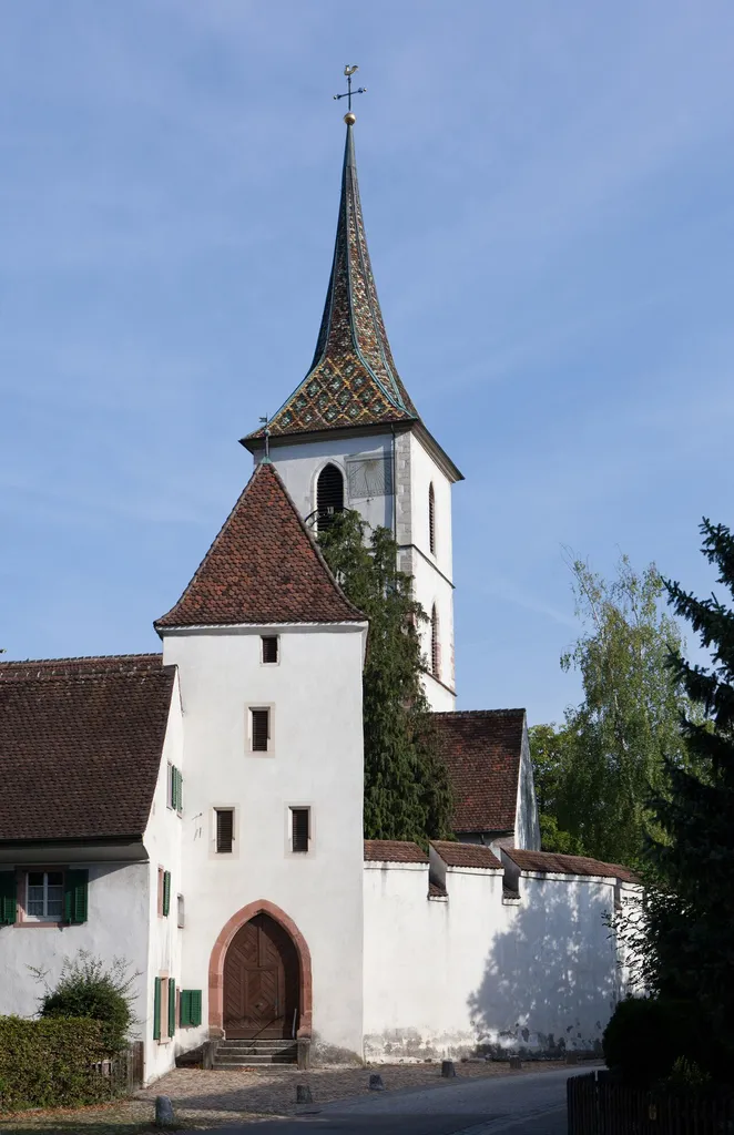 Reformierte Pfarrkirche St. Arbogast in Muttenz mit Wehrmauer