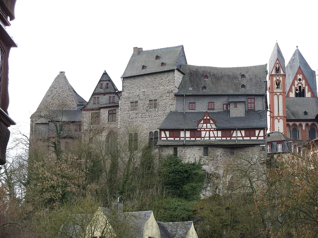 Rückansicht des Schloss Limburg von der Lahn aus. Am rechten Bildrand ist der Dom zu erkennen.