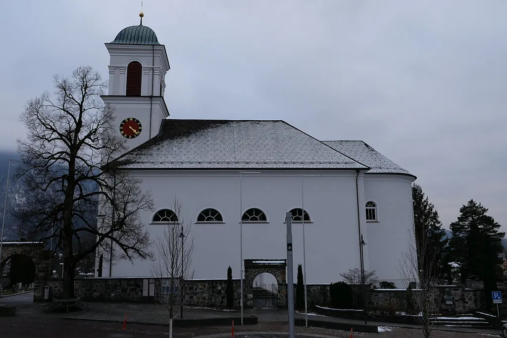 Die Pfarrkirche Peter und Paul in Mauren im Fürstentum Liechtenstein, umgeben vom Friedhof.