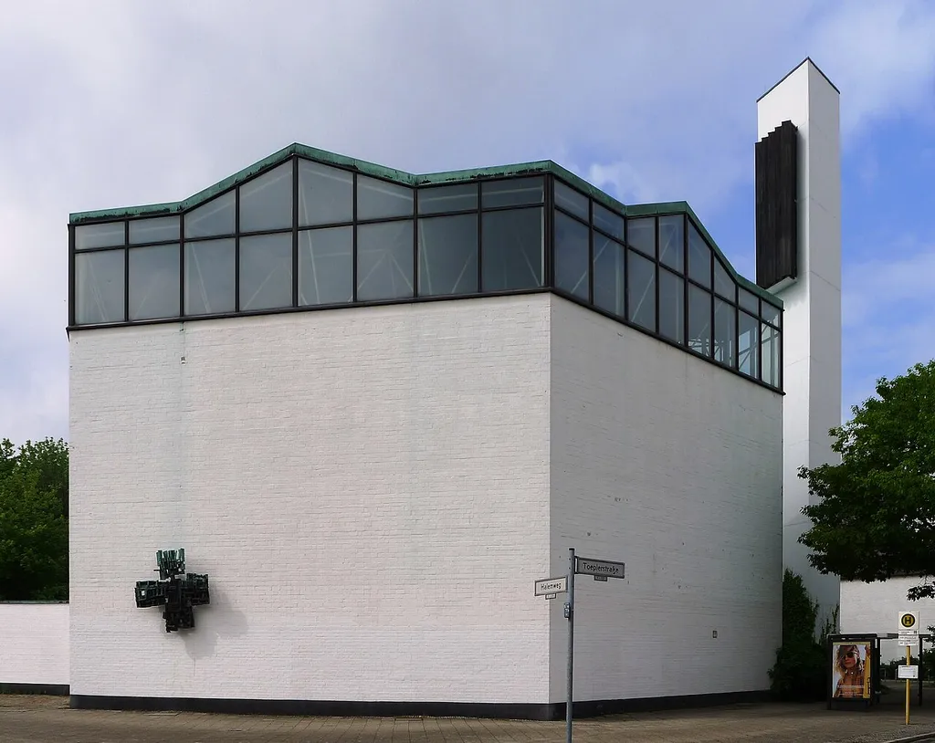 evangelische Sühne-Christi-Kirche in Berlin-Charlottenburg-Nord, Halemweg 25; erbaut 1962-1964 nach Entwurf von Hans-Rudolf Plarre; unter Denkmalschutz