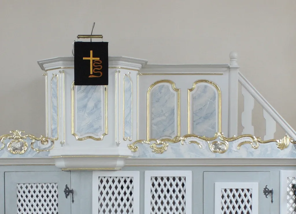 kirche hochstätten, innenraum, deatailblick auf altar und pfarrgestühl