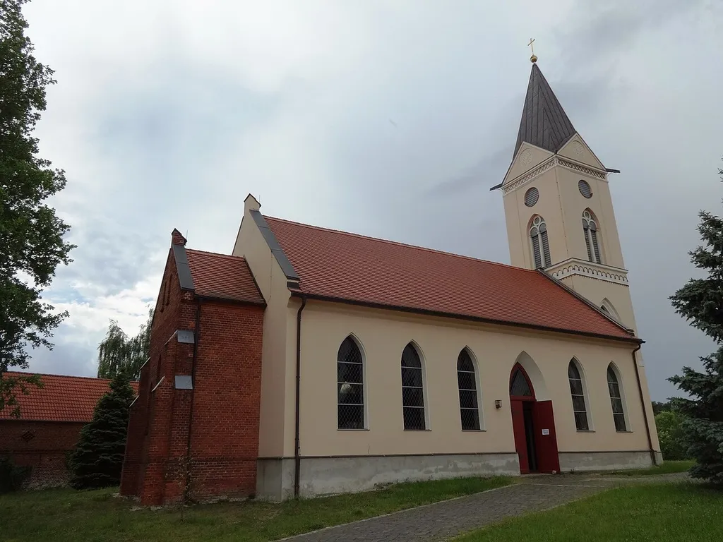 Die Dorfkirche Rieben wurde im Stil der romanischen Neugotik in den Jahren 1817 bis 1820 errichtet. Im Jahr 1896 erweitere die Kirchengemeinde die Saalkirche und schaffte eine Orgel an. Nachdem in den 1970er Jahren bei einer Sanierung ein Putz verwendet wurde, der das Bauwerk schädigte, sanierte die Gemeinde den Sakralbau in den Jahren 2006 bis 2012. Das Sanierungskonzept sah dabei sowohl eine kirchliche, wie auch kommunale und soziale Nutzung vor.