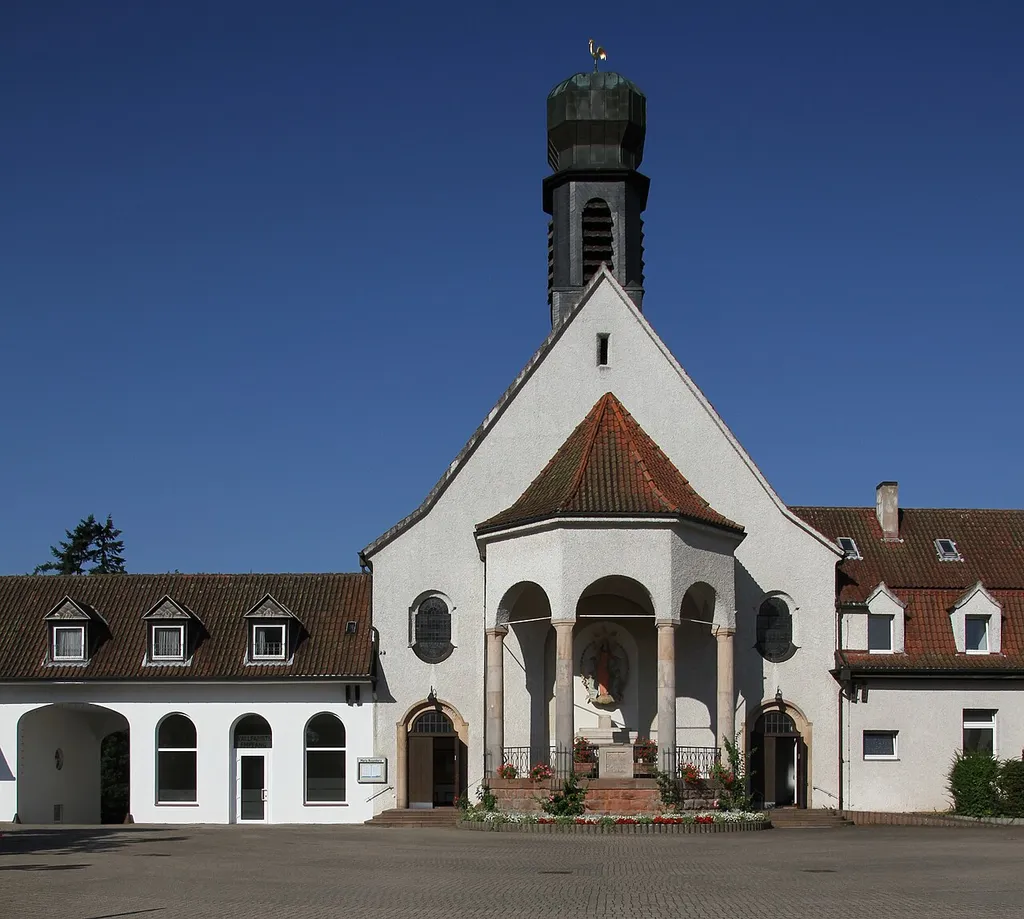 Maria Rosenberg. Wallfahrtskirche der Rosenkranzkönigin: Hallenkirche in barockisierendem Heimatstil, 1910–12; Architekt Rudolf von Perignon, Würzburg.