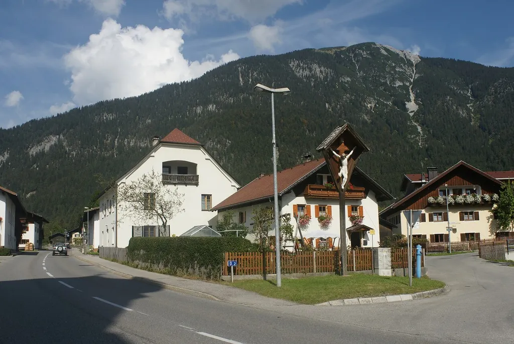 Kruzifix bei der Pfarrkirche zum Pfarrwidum hin