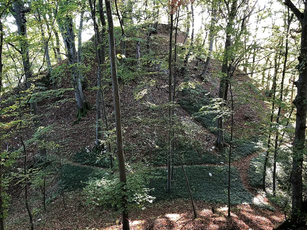 Burg Andeck; Burgareal über den Halsgraben gesehen