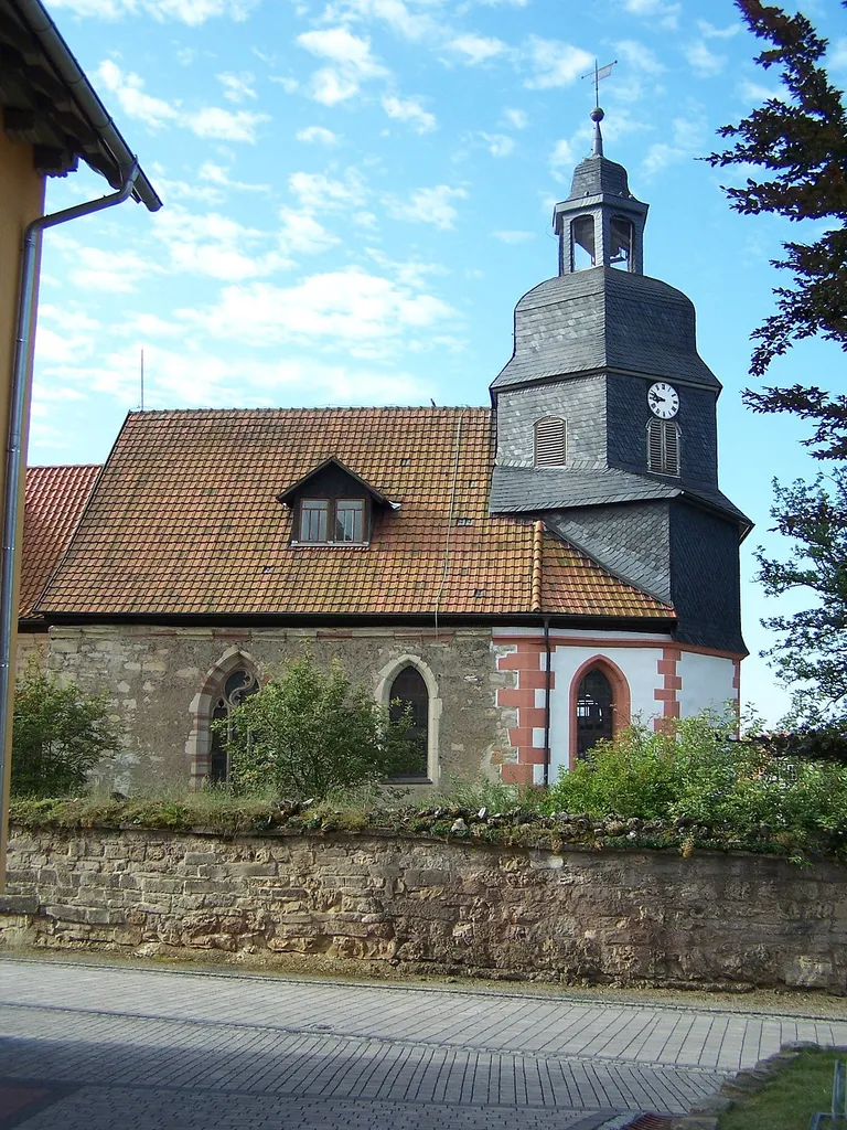 Ansichten und Details zur St.-Georgskirche von Gumpelstadt.