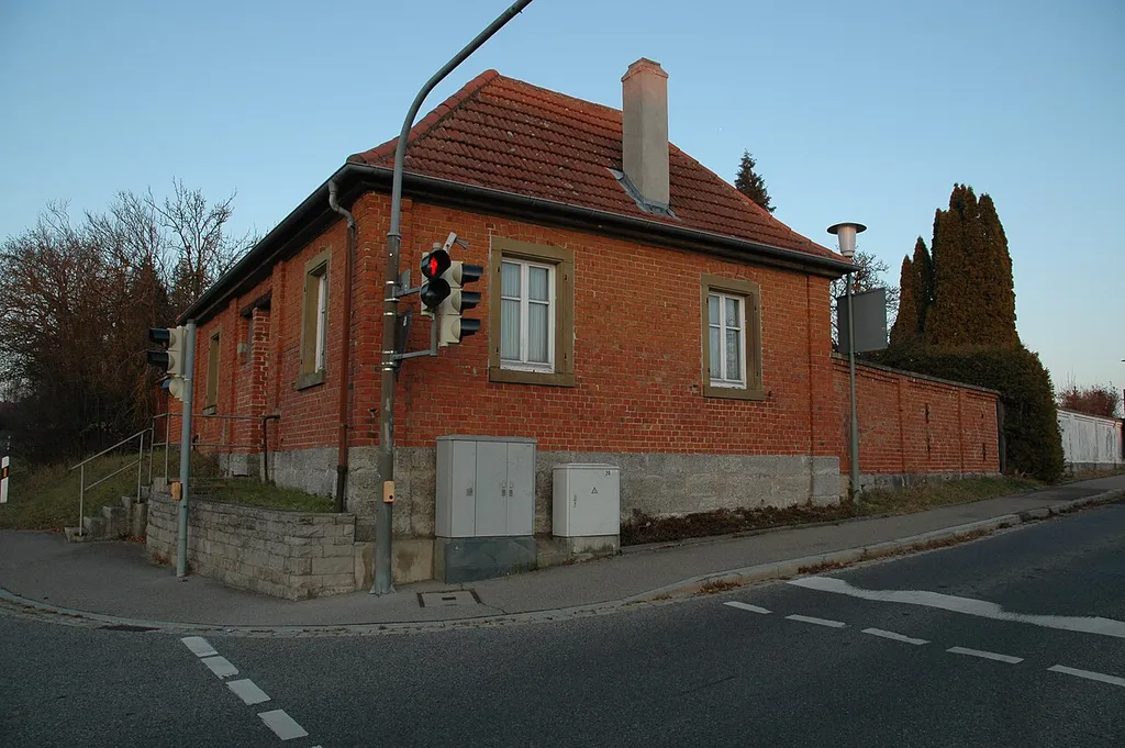 Neuer Jüdischer Friedhof in Rothenburg ob der Tauber: Taharahaus im Halbprofil, Ecke Wiesenstraße / Würzburger Straße