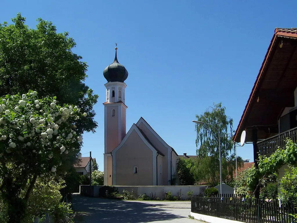 Landau an der Isar. Oberframmering, Kirchweg 10. Katholische Filialkirche St. Petrus. spätromanischer Bau mit geradem Chorschluss und Südturm, zweite Hälfte 13. Jahrhundert, spätgotisch gewölbt und barock verändert; mit Ausstattung.