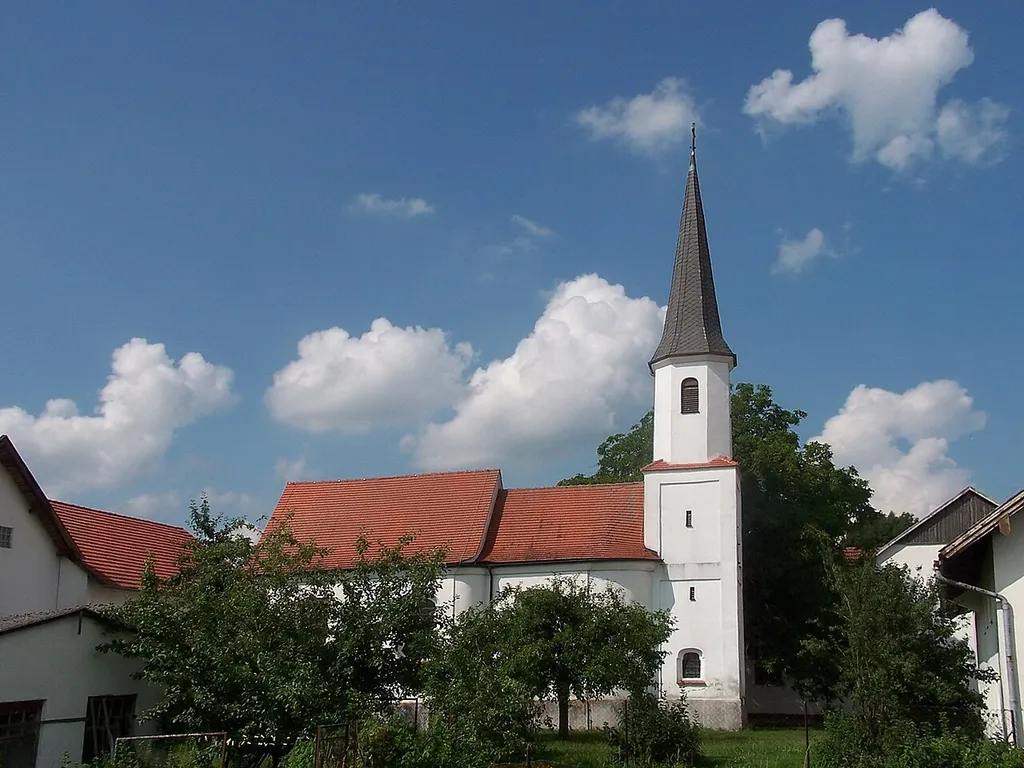 Hohenthann, Wachelkofen. Kirche Heilig Kreuz. Rokokobau von 1751; mit Ausstattung.