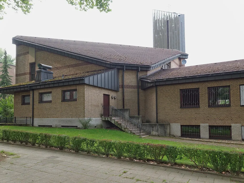Die Kirche der katholischen Gemeinde St. Joseph in Herne, Roonstraße, erbaut 1984, rechts Gemeinderäume, Ansicht von der Luisenstraße (SSE)