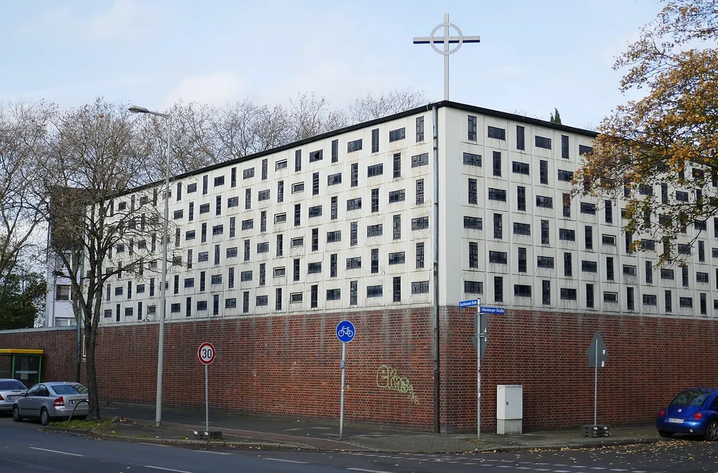 Ehemalige Katholische Pfarrkirche Heilige Familie in Oberhausen, Deutschland