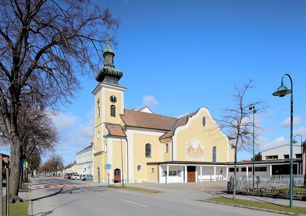 Südansicht der katholischen Pfarrkirche hl. Antonius von Padua in Obersdorf, ein Ortsteil der niederösterreichischen Stadt Wolkersdorf im Weinviertel.