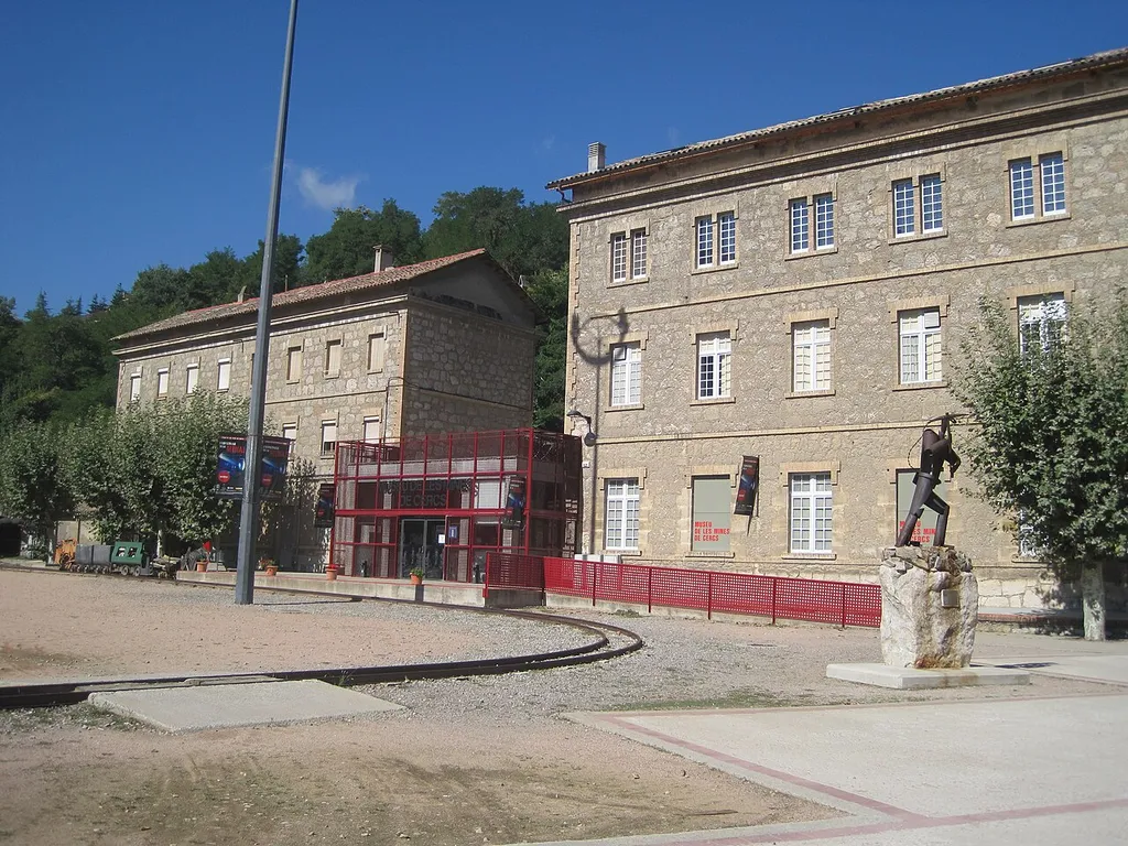 This is a photo of a building listed in the Catalan heritage register as Bé Cultural d'Interès Local (BCIL) under the reference IPA-30919.