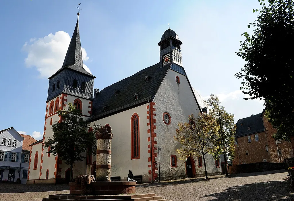 Katharinenkirche – Die Aufnahme wurde von der Brüder Grimm-Straße - 36396 Steinau an der Straße aus gemacht.